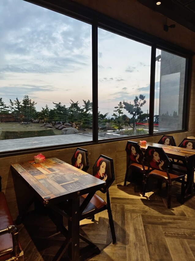 【台中.沙鹿】黑森林最美夜景+夕陽景觀餐廳。寵物友善咖啡義大利麵鬆餅燉飯餐點有一定水準