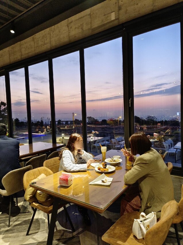 【台中.沙鹿】黑森林最美夜景+夕陽景觀餐廳。寵物友善咖啡義大利麵鬆餅燉飯餐點有一定水準