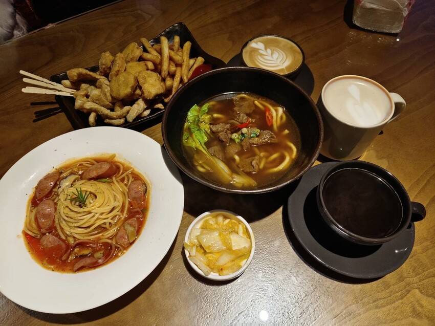 【台中.沙鹿】黑森林最美夜景+夕陽景觀餐廳。寵物友善咖啡義大利麵鬆餅燉飯餐點有一定水準