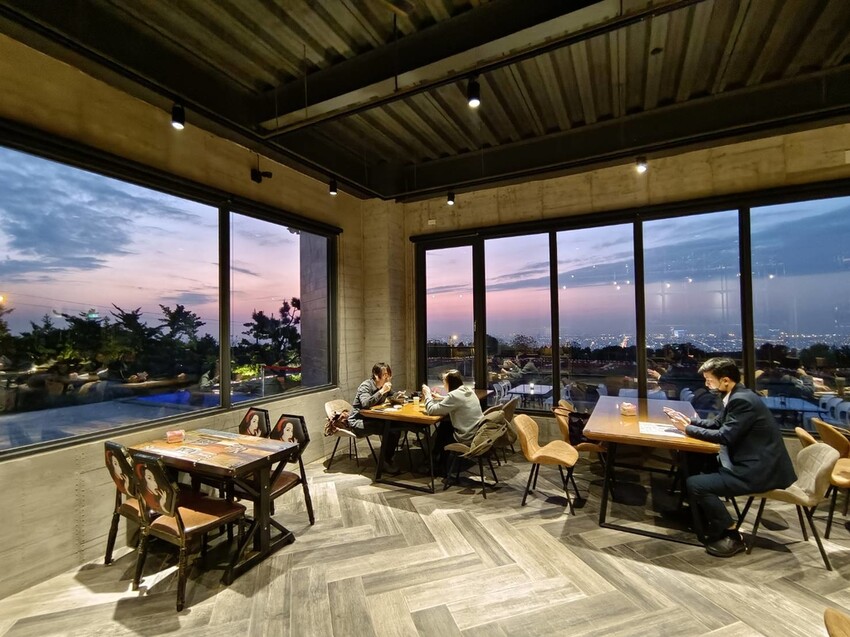 【台中.沙鹿】黑森林最美夜景+夕陽景觀餐廳。寵物友善咖啡義大利麵鬆餅燉飯餐點有一定水準