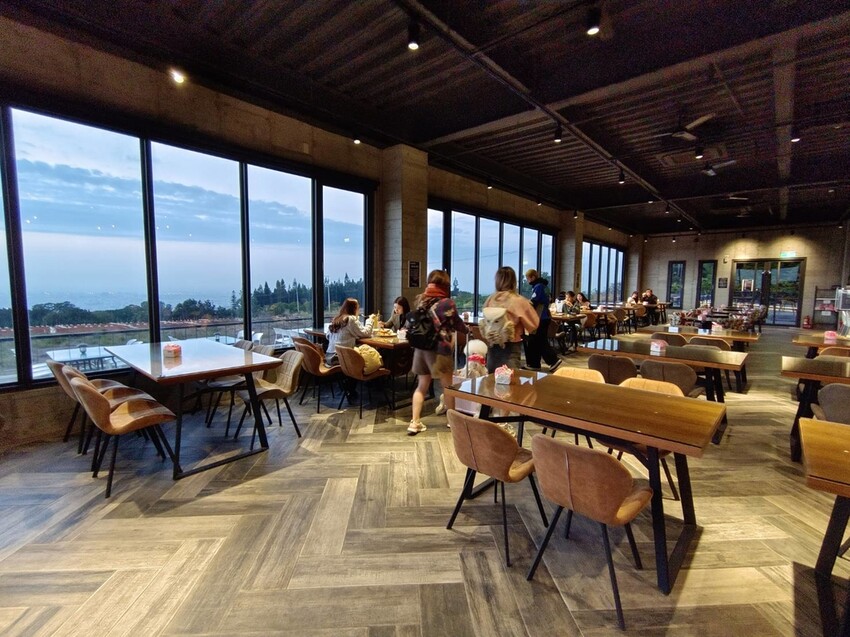 【台中.沙鹿】黑森林最美夜景+夕陽景觀餐廳。寵物友善咖啡義大利麵鬆餅燉飯餐點有一定水準