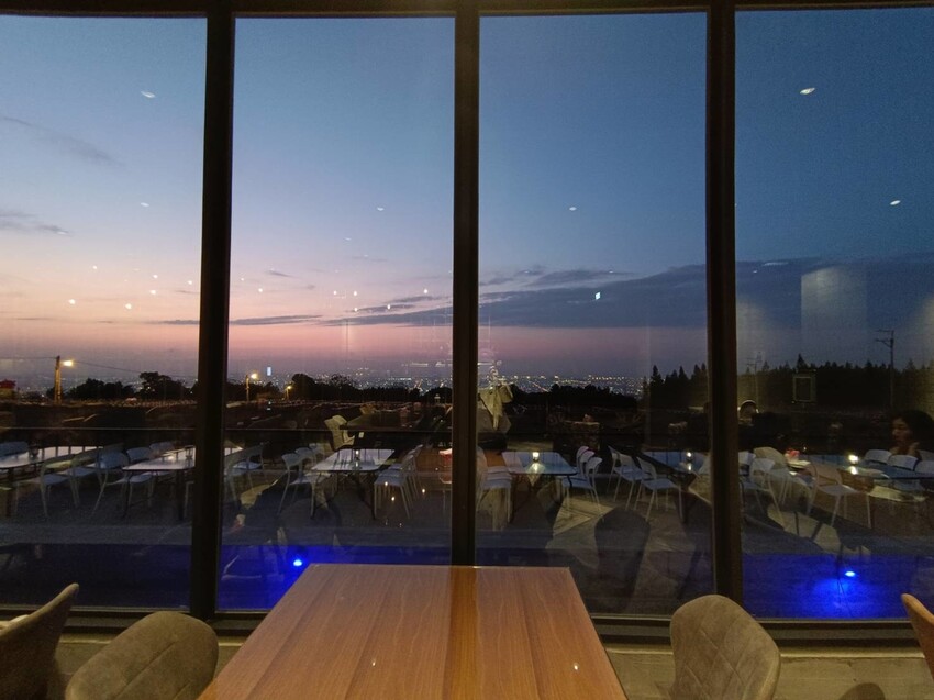 【台中.沙鹿】黑森林最美夜景+夕陽景觀餐廳。寵物友善咖啡義大利麵鬆餅燉飯餐點有一定水準