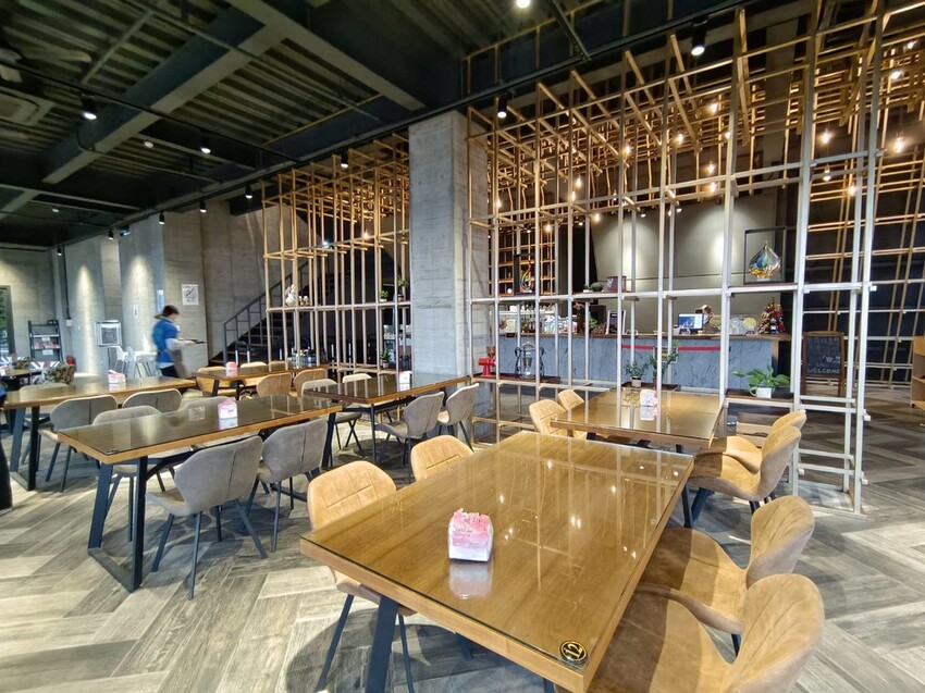 【台中.沙鹿】黑森林最美夜景+夕陽景觀餐廳。寵物友善咖啡義大利麵鬆餅燉飯餐點有一定水準