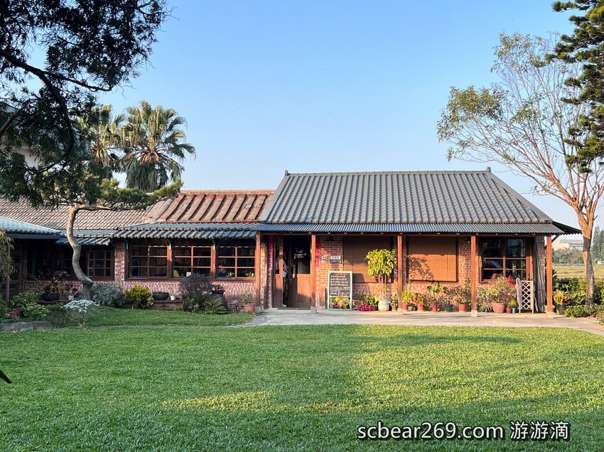 【龍潭】「晴耕雨讀小書院.田野間裡的三合院老宅獨立書店(景觀咖啡/輕食/鹹派/二手書/明信片/文創商品)」