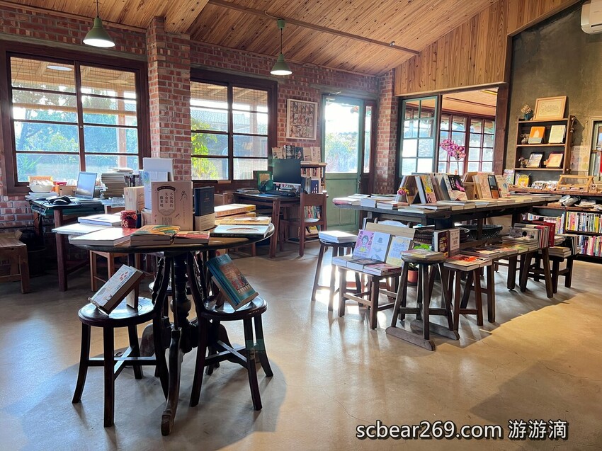 【龍潭】「晴耕雨讀小書院.田野間裡的三合院老宅獨立書店(景觀咖啡/輕食/鹹派/二手書/明信片/文創商品)」