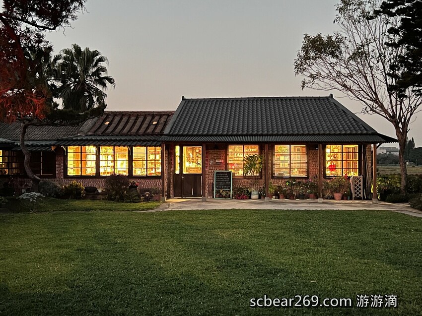 【龍潭】「晴耕雨讀小書院.田野間裡的三合院老宅獨立書店(景觀咖啡/輕食/鹹派/二手書/明信片/文創商品)」