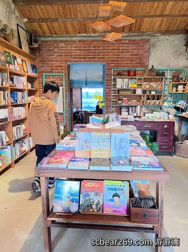 【龍潭】「晴耕雨讀小書院.田野間裡的三合院老宅獨立書店(景觀咖啡/輕食/鹹派/二手書/明信片/文創商品)」