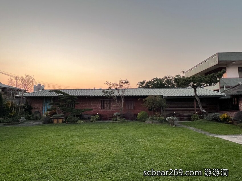 【龍潭】「晴耕雨讀小書院.田野間裡的三合院老宅獨立書店(景觀咖啡/輕食/鹹派/二手書/明信片/文創商品)」