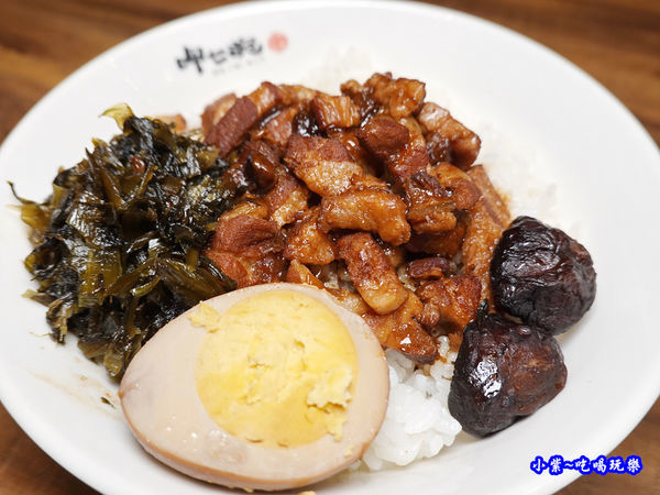 滷肉飯-呷七碗淡水店 (2).jpg