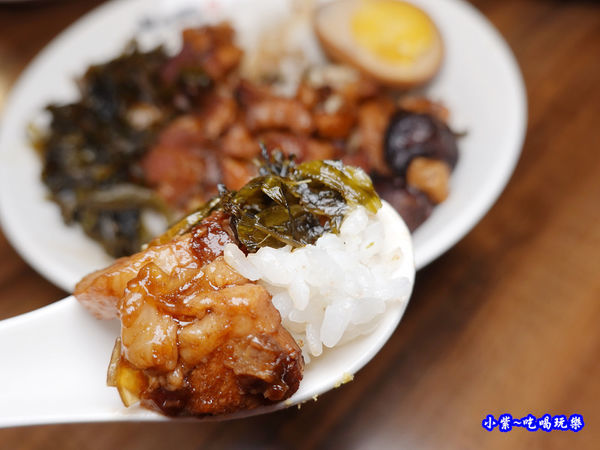 滷肉飯-呷七碗淡水店 (1).jpg
