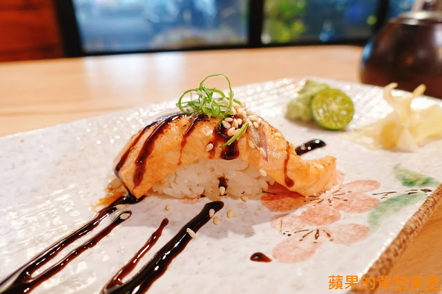 新竹北區 - 花沺すし日式料理 美味親民日本料理 牛肉丼飯滑嫩微甜 鮮甜炙燒握壽司 鮭魚親子丼油脂香海味濃 一訪再訪的首選餐廳