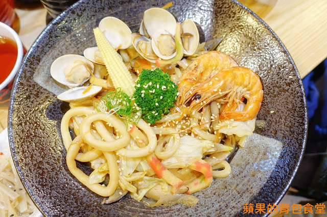 新竹北區 - 花沺すし日式料理 美味親民日本料理 牛肉丼飯滑嫩微甜 鮮甜炙燒握壽司 鮭魚親子丼油脂香海味濃 一訪再訪的首選餐廳