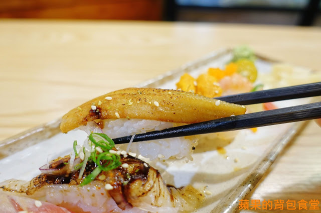 新竹北區 - 花沺すし日式料理 美味親民日本料理 牛肉丼飯滑嫩微甜 鮮甜炙燒握壽司 鮭魚親子丼油脂香海味濃 一訪再訪的首選餐廳