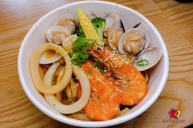 [新竹便當] 花沺日式便當 牛肉丼肉質軟嫩充滿牛香 外脆內多汁唐揚雞 新鮮海鮮搭配Q彈讚岐烏龍炒麵