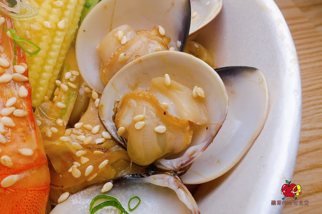 [新竹便當] 花沺日式便當 牛肉丼肉質軟嫩充滿牛香 外脆內多汁唐揚雞 新鮮海鮮搭配Q彈讚岐烏龍炒麵