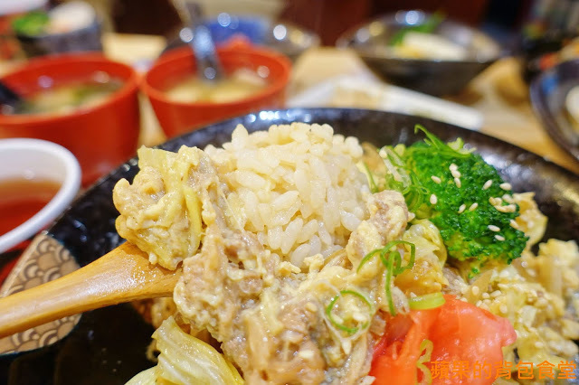 新竹北區 - 花沺すし日式料理 美味親民日本料理 牛肉丼飯滑嫩微甜 鮮甜炙燒握壽司 鮭魚親子丼油脂香海味濃 一訪再訪的首選餐廳