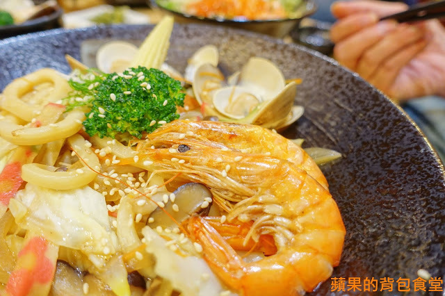 新竹北區 - 花沺すし日式料理 美味親民日本料理 牛肉丼飯滑嫩微甜 鮮甜炙燒握壽司 鮭魚親子丼油脂香海味濃 一訪再訪的首選餐廳