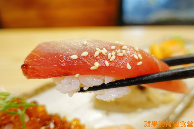 新竹北區 - 花沺すし日式料理 美味親民日本料理 牛肉丼飯滑嫩微甜 鮮甜炙燒握壽司 鮭魚親子丼油脂香海味濃 一訪再訪的首選餐廳