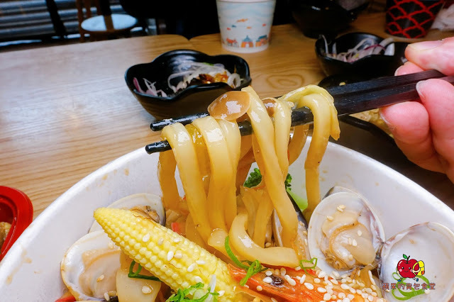 [新竹便當] 花沺日式便當 牛肉丼肉質軟嫩充滿牛香 外脆內多汁唐揚雞 新鮮海鮮搭配Q彈讚岐烏龍炒麵