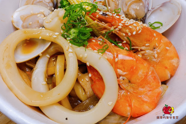 [新竹便當] 花沺日式便當 牛肉丼肉質軟嫩充滿牛香 外脆內多汁唐揚雞 新鮮海鮮搭配Q彈讚岐烏龍炒麵