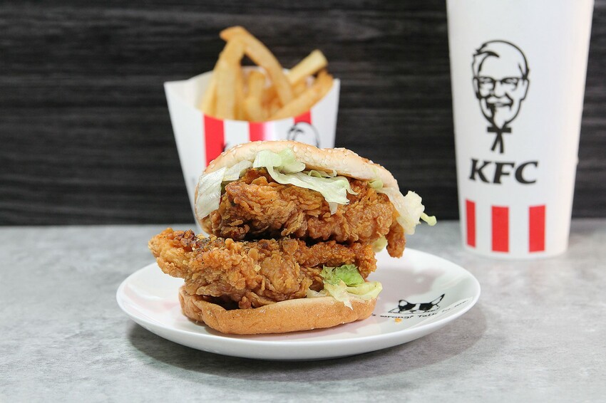 肯德基「雙層青花椒咔啦雞腿堡」好吃嗎?又麻又辣雙層雞腿排,真的辣到我無法細品味道