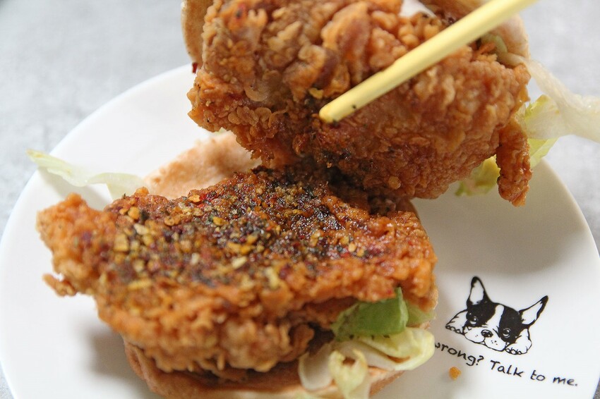 肯德基「雙層青花椒咔啦雞腿堡」好吃嗎?又麻又辣雙層雞腿排,真的辣到我無法細品味道