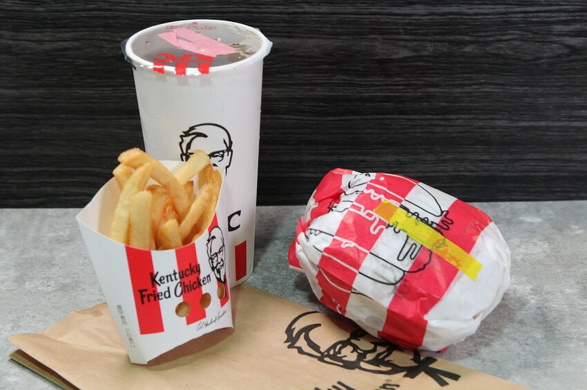 肯德基「雙層青花椒咔啦雞腿堡」好吃嗎?又麻又辣雙層雞腿排,真的辣到我無法細品味道