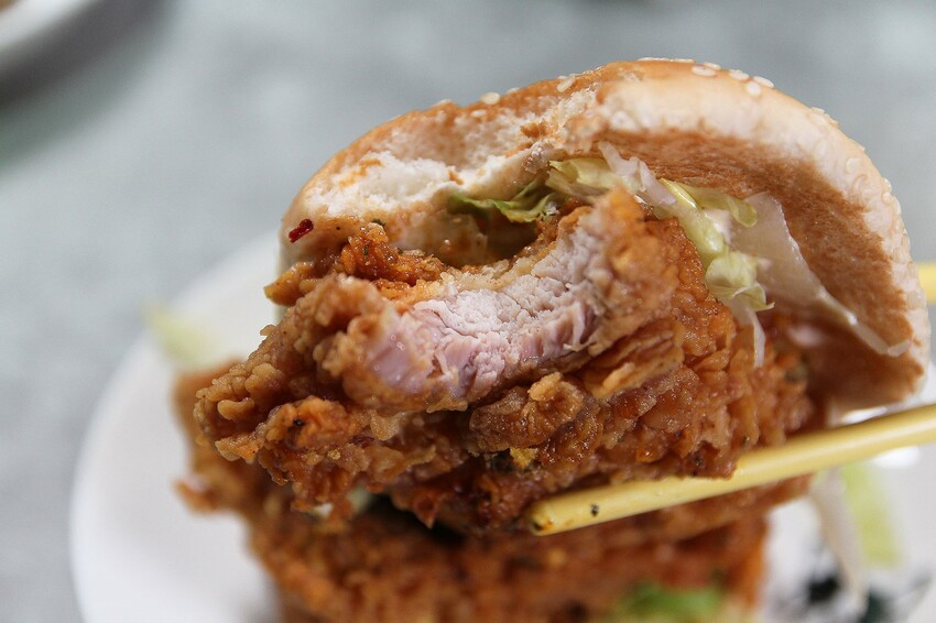 肯德基「雙層青花椒咔啦雞腿堡」好吃嗎?又麻又辣雙層雞腿排,真的辣到我無法細品味道