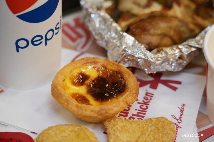 肯德基與雙月食品聯名推出『剝皮辣椒紙包雞XL套餐』，風味雞汁飯、蛋撻、雞塊一次滿足，期間限定只到12月4