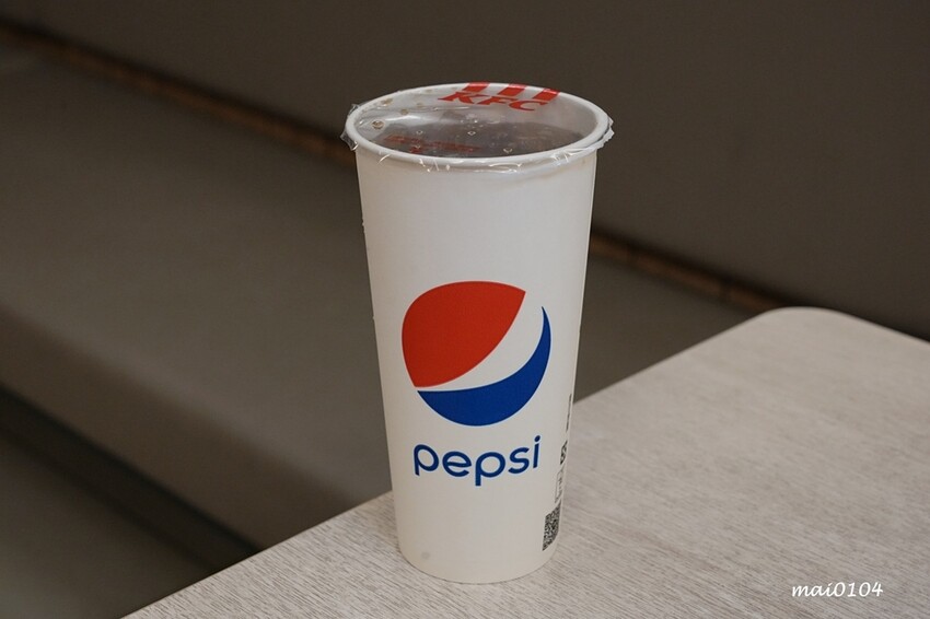 肯德基與雙月食品聯名推出『剝皮辣椒紙包雞XL套餐』，風味雞汁飯、蛋撻、雞塊一次滿足，期間限定只到12月4