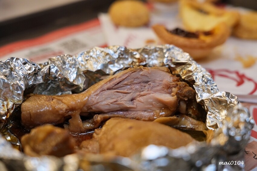 肯德基與雙月食品聯名推出『剝皮辣椒紙包雞XL套餐』，風味雞汁飯、蛋撻、雞塊一次滿足，期間限定只到12月4