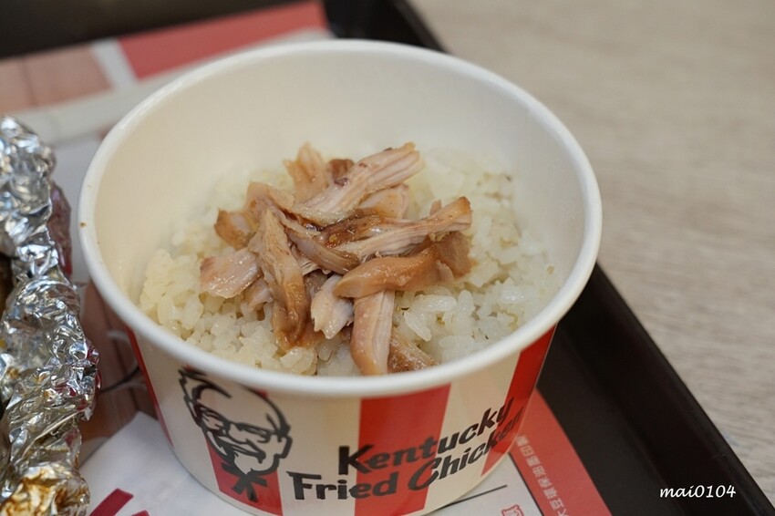 肯德基與雙月食品聯名推出『剝皮辣椒紙包雞XL套餐』，風味雞汁飯、蛋撻、雞塊一次滿足，期間限定只到12月4