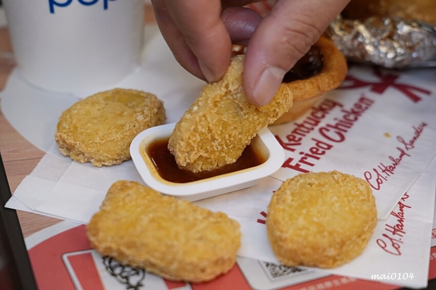 肯德基與雙月食品聯名推出『剝皮辣椒紙包雞XL套餐』，風味雞汁飯、蛋撻、雞塊一次滿足，期間限定只到12月4