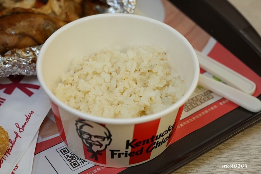 肯德基與雙月食品聯名推出『剝皮辣椒紙包雞XL套餐』，風味雞汁飯、蛋撻、雞塊一次滿足，期間限定只到12月4