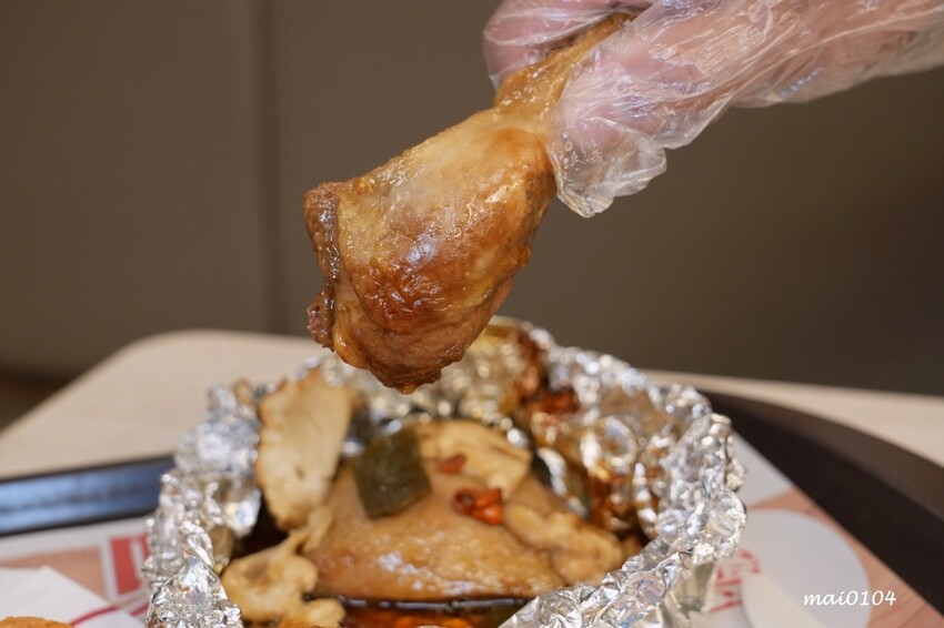 肯德基與雙月食品聯名推出『剝皮辣椒紙包雞XL套餐』，風味雞汁飯、蛋撻、雞塊一次滿足，期間限定只到12月4