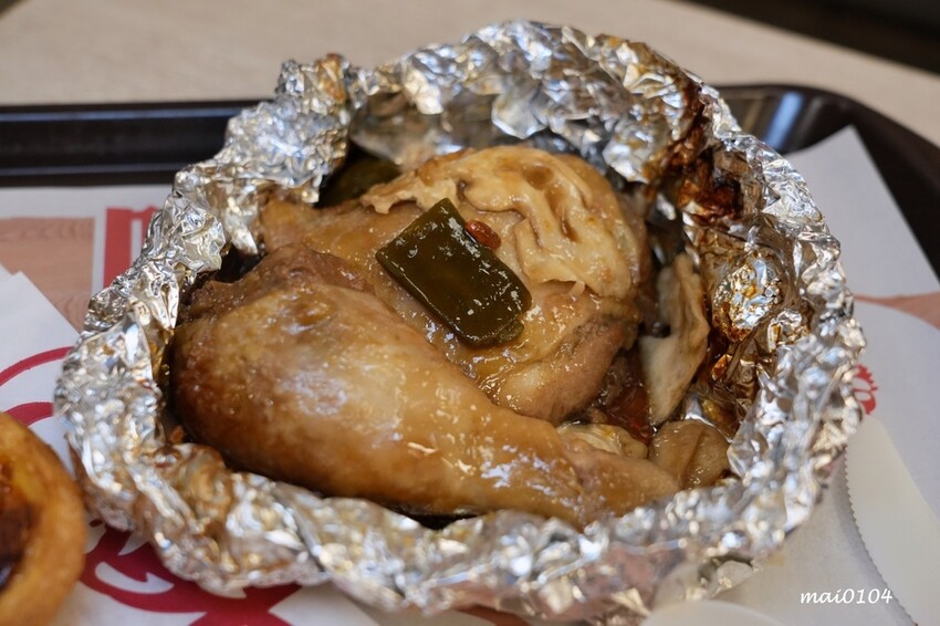 肯德基與雙月食品聯名推出『剝皮辣椒紙包雞XL套餐』，風味雞汁飯、蛋撻、雞塊一次滿足，期間限定只到12月4