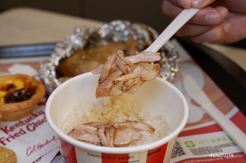 肯德基與雙月食品聯名推出『剝皮辣椒紙包雞XL套餐』，風味雞汁飯、蛋撻、雞塊一次滿足，期間限定只到12月4