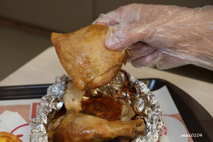 肯德基與雙月食品聯名推出『剝皮辣椒紙包雞XL套餐』，風味雞汁飯、蛋撻、雞塊一次滿足，期間限定只到12月4