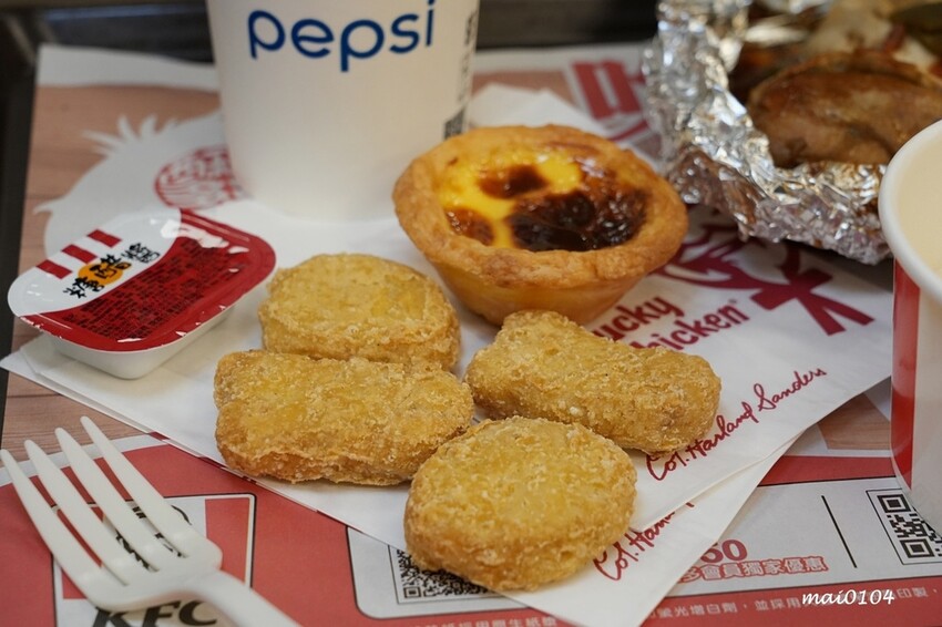 肯德基與雙月食品聯名推出『剝皮辣椒紙包雞XL套餐』，風味雞汁飯、蛋撻、雞塊一次滿足，期間限定只到12月4