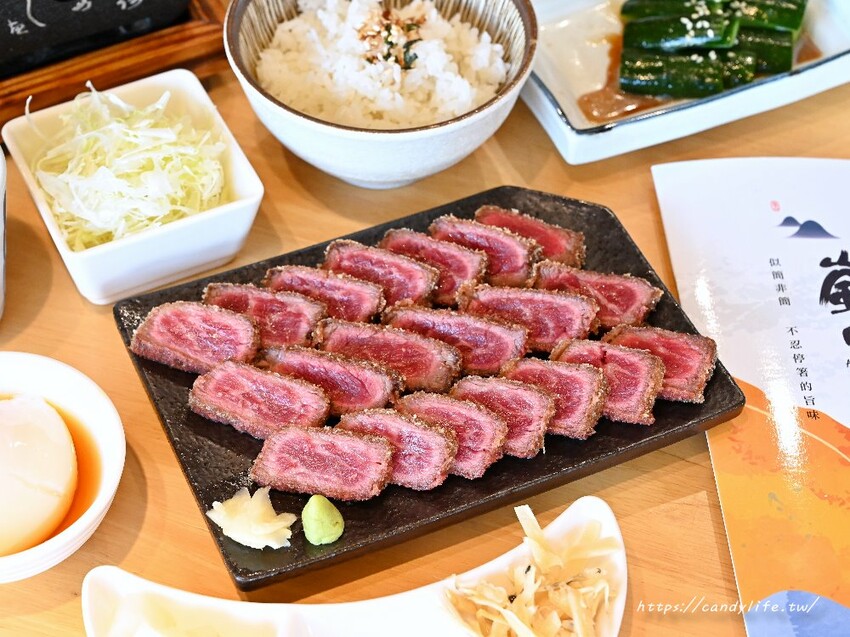 嵐山熟成牛かつ專売｜被甜點耽誤的人氣炸牛排店，絕美草莓甜點限時回歸，錯過再等一年 - 糖糖's 享食生活