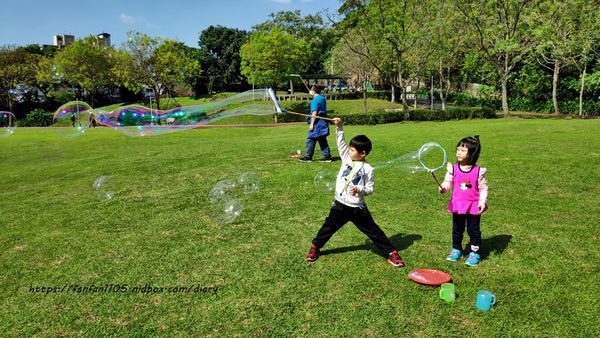 【泡泡奇蹟】泡泡達人許日榮 #無毒泡泡 #泡泡表演 #泡泡派對 沉浸於泡泡中的歡樂時光 (7).jpg 【泡泡奇蹟】泡泡達人許日榮 #無毒泡泡 #泡泡表演 #泡泡派對 沉浸於泡泡中的歡樂時光 (7).jpg