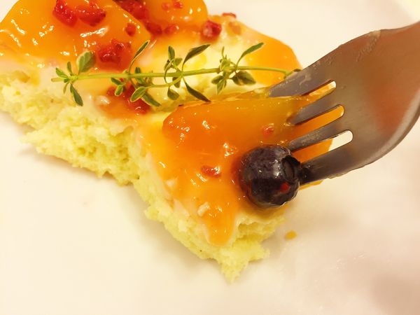 「新品」芒果濃了，夏天來了。清爽酸甜的滋味，查理布朗 法式香草芒果蛋糕