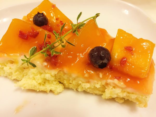 「新品」芒果濃了，夏天來了。清爽酸甜的滋味，查理布朗 法式香草芒果蛋糕