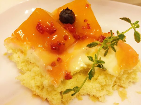 「新品」芒果濃了，夏天來了。清爽酸甜的滋味，查理布朗 法式香草芒果蛋糕