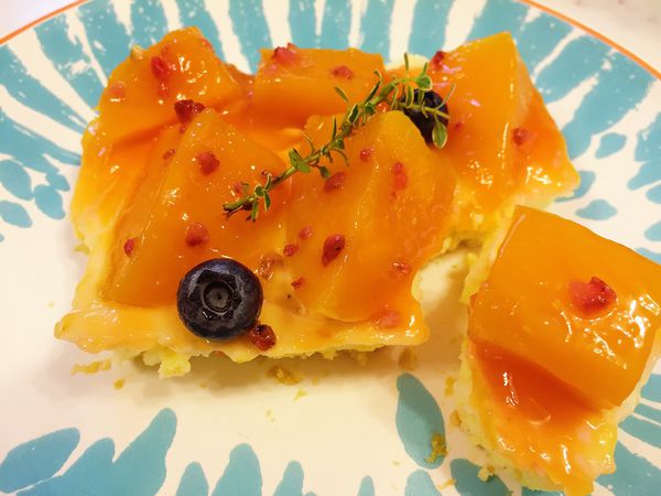 「新品」芒果濃了，夏天來了。清爽酸甜的滋味，查理布朗 法式香草芒果蛋糕