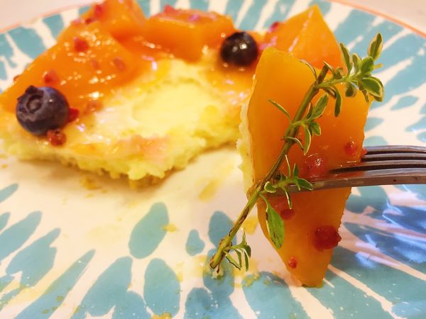 「新品」芒果濃了，夏天來了。清爽酸甜的滋味，查理布朗 法式香草芒果蛋糕