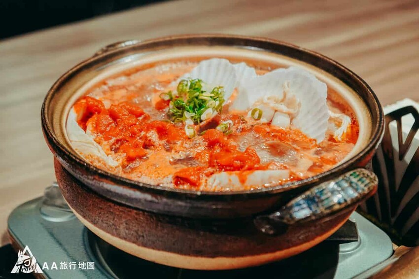 首先就是我們的第一道菜品，這個是使用了許多的海鮮，再加上很多的蕃茄，但非常的濃郁，真材實料的食物吃起來就是滿足，第一個菜品吃完就讓Aa期待起後面的菜色了