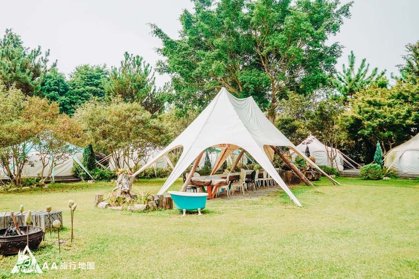 帳篷區的外面會有一個聚會的地方，晚上也會有烤綿花糖的活動可以參與