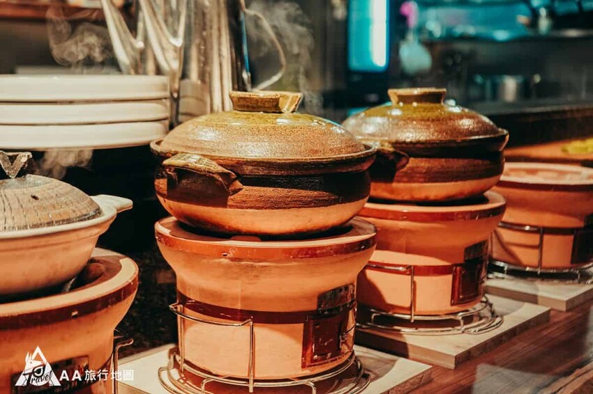 旁邊的吧台上面擺著好幾陶鍋，不知道裡面會是什麼樣的驚喜，期待等一下裡面的餐點
