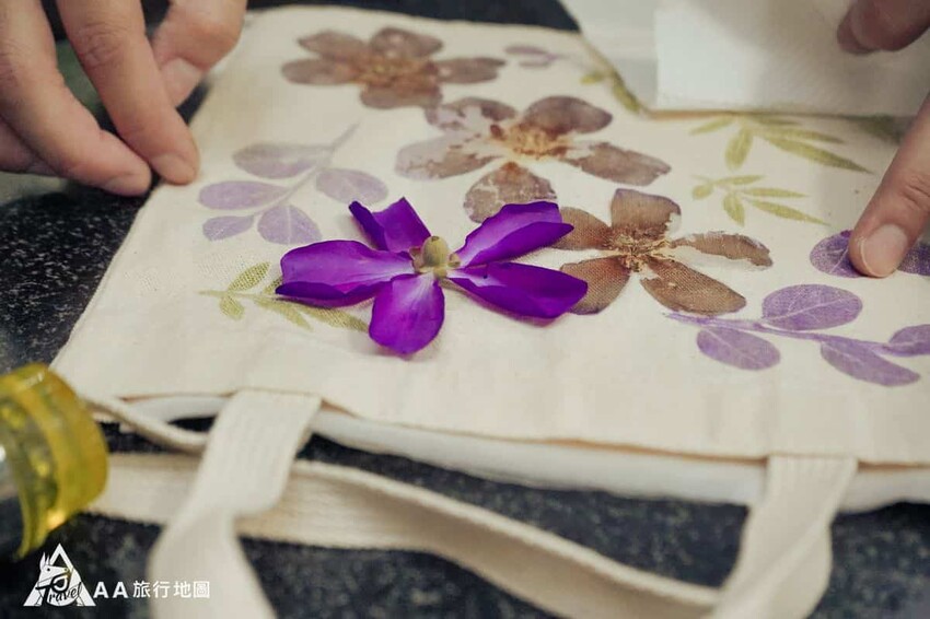 換我們兩位女主角開始製作了，剛剛我們看到的所有材料，全部都有使用在購物袋上面